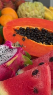 Taze meyve tabağı ve yazlık şık plaj aksesuarları, tropik plaj yaşam tarzı. Tabak. Otel verandasında meyve var. 