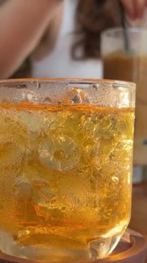 Pirinç suyu ve kahve. Vietnam geleneği, içmeden önce bir fincan yeşil çay servis etmektir.