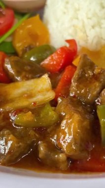 Beyaz kasede kimchi ton balıklı pirinç salatası yiyorum. Geleneksel Kore yemekleri. Tatlı soslu sebzeli pilav.