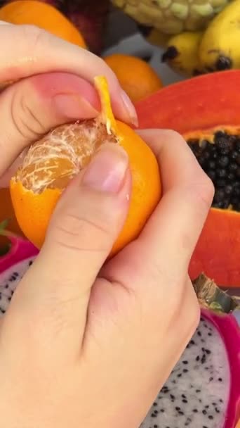 Die Mandarinenschale Schälen Hände Schälen Reife Mandarinen Nahaufnahme — Stockvideo