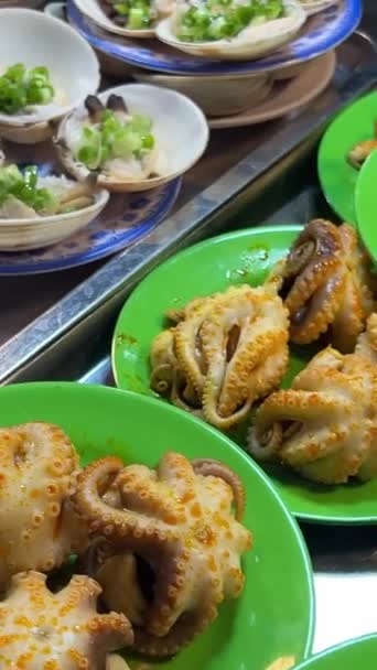 Tabakta Haşlanmış Ahtapot Deniz Ürünü Geleneksel Akdeniz Mutfağı Ahtapot Yemeği — Stok video