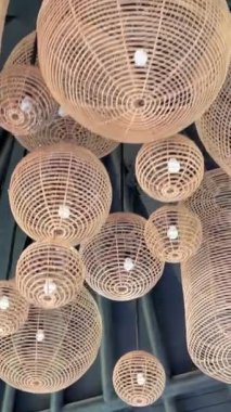 Turuncu turuncu lamba ve Tayland yapımı el yapımı avize klasik veya eski moda iç dekorlar için mavi ya da mor tavanda sallanıyor. açı