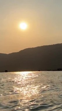 Deniz dağları gün batımı. Denizde güzel bulutlar