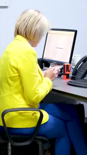 Tres Mujeres Amarillo Azul Están Sentadas Las Computadoras Oficina Sus — Vídeos de Stock