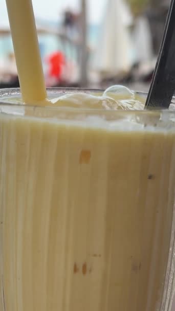 Mango Smoothie Pyszna Kawa Lodem Latte Wybrzeżu Lecie Zimny Napój — Wideo stockowe