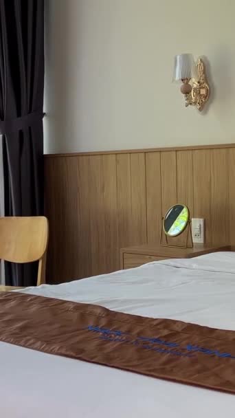 Dormitorio Minimalista Con Cama Almohadas Toallas Enrolladas Dulces Como Invitación — Vídeo de stock