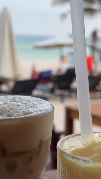Mango Smoothie Lahodné Ledové Latté Káva Pobřeží Létě Studený Drink — Stock video