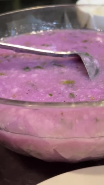 Κρέμα Κόκκινου Λάχανου Διακοσμημένη Υγρή Κρέμα Βιετναμέζικη Σούπα Λαχανικών — Αρχείο Βίντεο