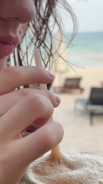 기쁨을 소녀는 해변에서 음료를 마시는 그녀의 손가락을 보여줍니다 오케이 그녀는 — 비디오