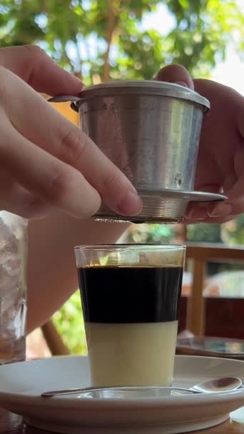 Dospívající Dívka Připravuje Vietnamskou Kávu Kondenzovaným Mlékem Speciálního Malého Kávovaru — Stock video