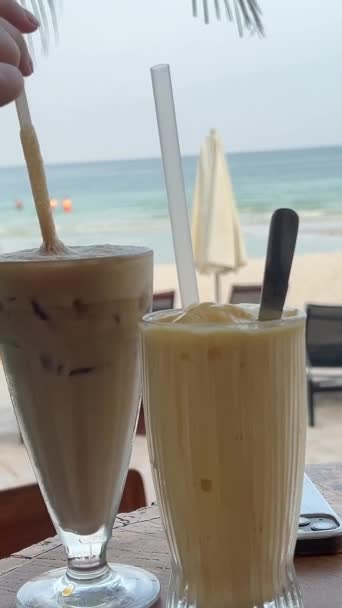 Dziewczyna Wielką Rozkoszą Pije Kawę Plaży Pokazuje Jej Palce Idealne — Wideo stockowe
