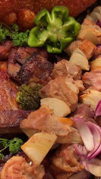 Verschiedene Gegrillte Fleischplatte Mit Gemüse Gemischt Serviert Restaurant Schleife Fleischteller — Stockvideo