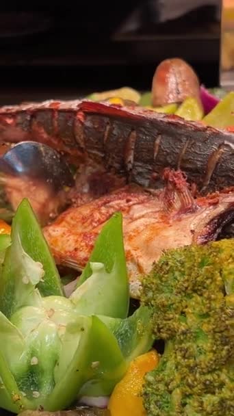 Häll Krydda Över Grillfisken Droppa Olja Grillad Skaldjur Grillade Ritningar — Stockvideo