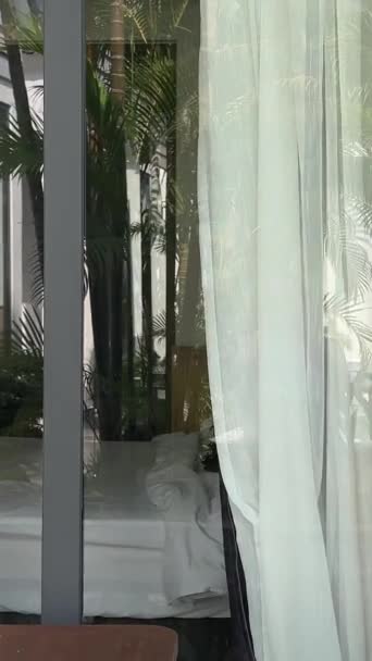 Девушка Входит Дом Большим Окном Ложится Кровать Отдохнуть Отеле Жаркую — стоковое видео