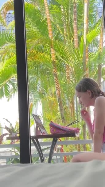 Menina Trabalhando Laptop País Tropical Hotéis Com Bangalôs Pequenas Casas — Vídeo de Stock