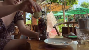 Gün batımında Phu Quoc Adası Vietnam ufuk çizgisinin üzerinde açık gökyüzü ile insanlar teleferiğe gitmek ve gezi için bilet almak için sırada bekliyor. Phu Quoc, Vietnam 02.25.2024