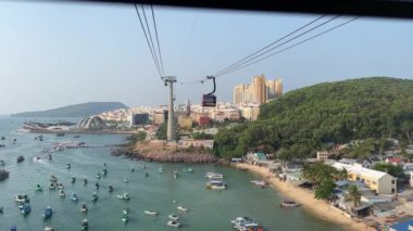 Gün batımında Phu Quoc Adası Vietnam ufuk çizgisinin üzerinde açık gökyüzü ile insanlar teleferiğe gitmek ve gezi için bilet almak için sırada bekliyor. Phu Quoc, Vietnam 02.25.2024
