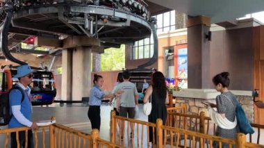 Gün batımında Phu Quoc Adası Vietnam ufuk çizgisinin üzerinde açık gökyüzü ile insanlar teleferiğe gitmek ve gezi için bilet almak için sırada bekliyor. Phu Quoc, Vietnam 02.25.2024