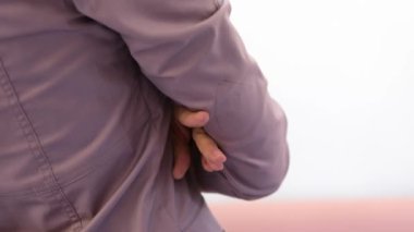 Tıp işçisi giysisi konuşmak için bekliyor kollarını göğsüne dola leylak elbiseli bir kadının çapraz ellerine.