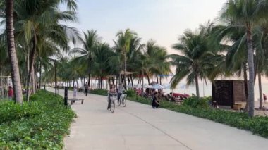 Fukuoka Phu Quoc Sonasea plajının cennet plajları. Palmiye ağaçları Hint Okyanusu 'nda gün batımında otellerin yakınında tatil yaparlar. Seyahat acentesi doğanın güzelliği Vietnam phu Quoc 03.03.2024 