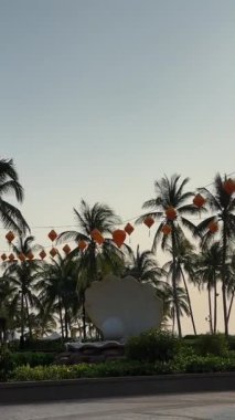 Fukuoka Phu Quoc Sonasea plajının cennet plajları. Palmiye ağaçları Hint Okyanusu 'nda gün batımında otellerin yakınında tatil yaparlar. Seyahat acentesi doğanın en güzel istirahatı. Rahatlama