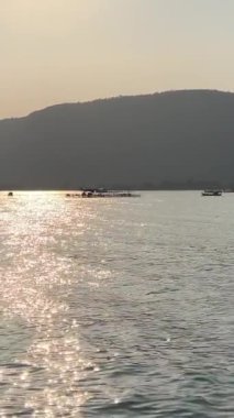 Hint Okyanusu 'ndaki balıkçı teknesindeki balıkçı evi Vietnam Pu Quoc adasında balık çiftliği yetiştiriyor. Sudaki restoran balık yakalar ağlar, ahşap evler bulutsuz gökyüzü ve sakin su