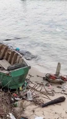 Felaket çamuru Vietnam 'daki denizden Phu Quoc plajına çeşitli plastik nesneler fırlatıyor. Vahşi plajlar yakında otel olacak. İnşaat için bir yer. Balıkçı teknesi 