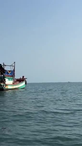 インド洋漁船の漁師の家は 魚の養殖場ベトナムフーコック島を育てます 水釣りの魚のレストランは 木製の家雲のない空と落ち着いた水を育てます — ストック動画