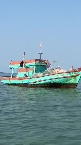 인도양 물고기 베트남 Phu Quoc 성장합니다 레스토랑 물고기 구름없는 하늘과 — 비디오