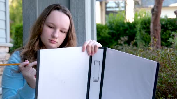 Tegning Lektion Teenage Pige Trækker Stor Notesbog Mappe Med Blyant – Stock-video