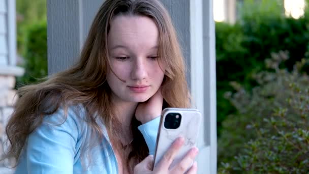 Teenager Mädchen Sitzt Auf Der Veranda Den Händen Mit Telefon — Stockvideo