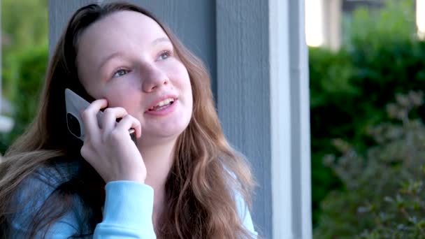 Έφηβοι Που Μιλούν Στο Τηλέφωνο Κουτσομπολιά Ιστορίες Νέα Επικοινωνία Σχετικά — Αρχείο Βίντεο