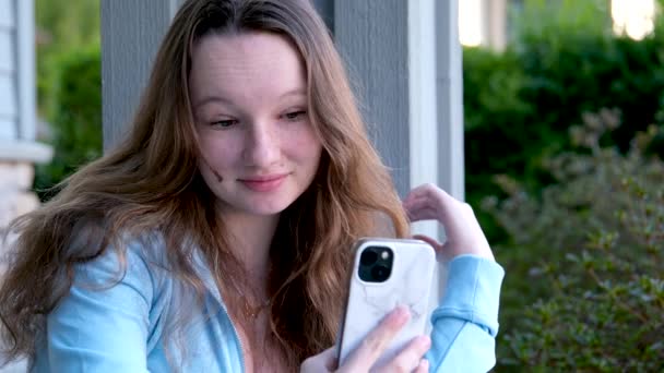 若い女性ティーンビデオ通話Vloggerで話すスマートフォンを使用してカメラのウェブカメラで話すオンライン 自撮り通話記録ライフスタイルVlog ブロガーオンラインストリーミング 友人と通信 — ストック動画