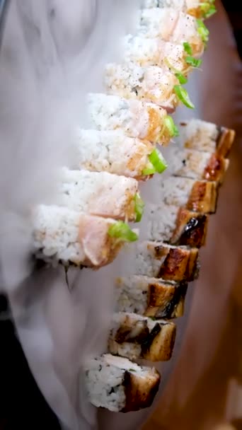 Läcker Restaurang Asiatisk Mat Sushi Tallrik Med Torr Dekoration Restaurang — Stockvideo