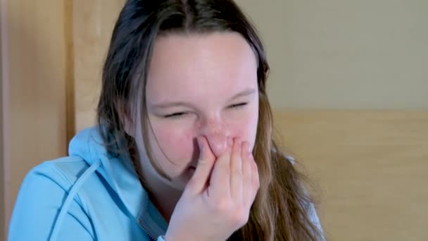 女はくしゃみをする 若いですティーン女の子で青ブラウスくしゃみ季節のアレルギー水っぽい目高品質4Kビデオ — ストック動画