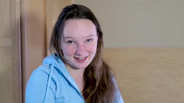 Gadis Remaja Dengan Rambut Kotor Sebuah Ruangan Dalam Blus Biru — Stok Video