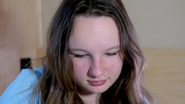 Kız Saçlarını Kıvırmış Telefonda Bir Şeyler Okuyor Genç Bir Kadının — Stok video