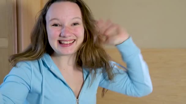 Nepopsatelná Radost Dospívající Dívky Smějící Otevřenou Pusou Skákání Tancující Posteli — Stock video