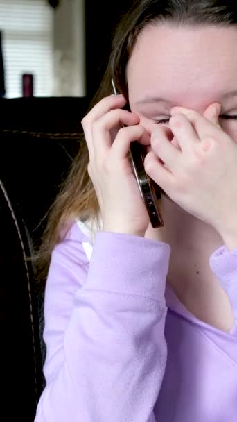 Tiener Meisje Praten Telefoon Donkere Kamer Lila Blouse Vloeiende Haar — Stockvideo