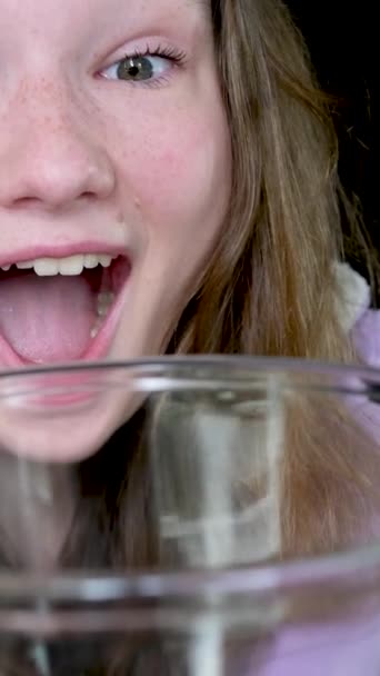 Popcorn Pouring Falling Scattering All Directions Sincere Joy Young Woman — Stock Video