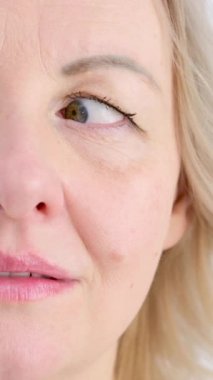 Yorgun gözler için dinlenme ve gevşeme egzersizleri jimnastik egzersizleri. Göz yuvarlarının çevreye doğru hareketi. Gözler sağa ve sola bakıyor. Güzel gözlü erkek. Düşük hareket.