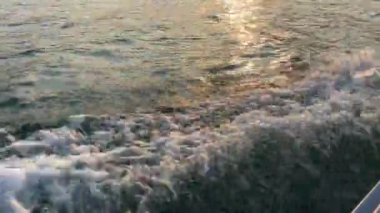 Balıkçılar, Vietnam 'daki Hint Okyanusu' nda kavurucu güneşin altında Phu Quoc adasında balık yetiştiriyorlar. Sıradan Vietnamlıların gerçek hayatı. 