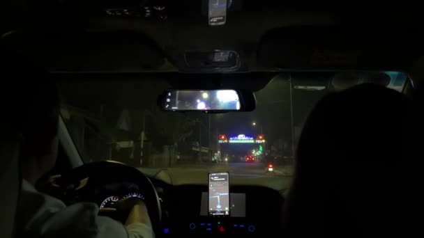 Verwenden Sie Google Maps Geolocator Taxi Fährt Nachts Durch Die — Stockvideo