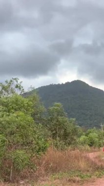 İlk buluşmada Vietnamlı ve Avrupalı çocukların farklı milletleri okyanus boyunca yürür güneşin doğuşunu, güneşin sonunu izler, el değmemiş bir bölgede bir yürüyüşü filme alır. Vietnam phu Quoc