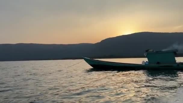 在越南的Phu Quoc岛上 一个渔民在烈日下在印度洋上捕鱼 普通越南人的真实生活 — 图库视频影像