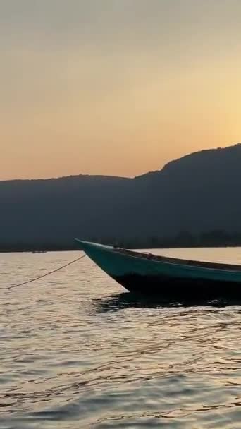Pescadores Uma Fazenda Pesca Pessoas Trabalham Sob Sol Ardente Oceano — Vídeo de Stock