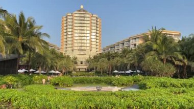 Sonasea sahilinin cennet plajları. Palmiye ağaçları Hint Okyanusu 'nda gün batımında otellerin yakınında tatil yaparlar. Seyahat acentesi doğanın güzelliği dinlenme Vietnam phu Quoc adası 03.29.2024