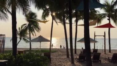 Phu Quoc Sonasea plajının cennet plajları. Palmiye ağaçları Hint Okyanusu 'nda gün batımında otellerin yakınında tatil yaparlar. Seyahat acentesi doğanın güzelliği dinlenme sırasında eğil 