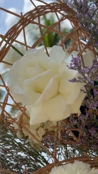 Διακόσμηση Του Γάμου Λουλούδια Στην Αίθουσα Του Εστιατορίου Όμορφη Διακόσμηση — Αρχείο Βίντεο