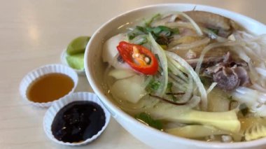 Biftek, erişte, zencefil, limon ve biberli Pho Bo geleneksel çorbası. Kapatın. Vietnam Asya mutfağı.